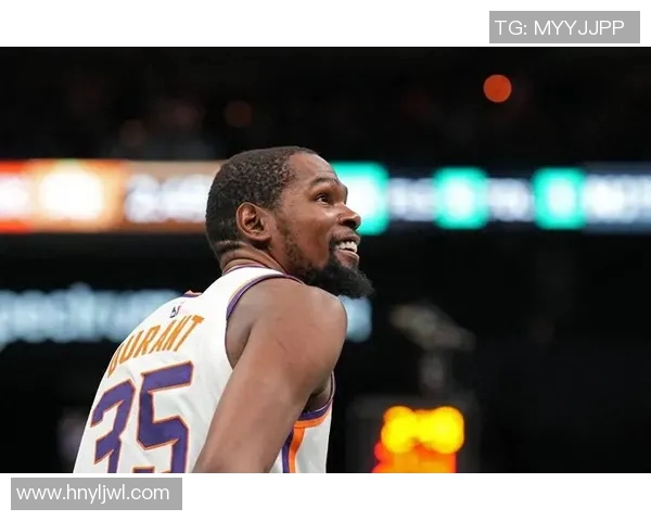 火箭队战术短板致杜兰特遭包夹陷困境，进攻停滞防守漏洞频现，斯通需紧急阵容调整应对赛季中期补强紧迫性